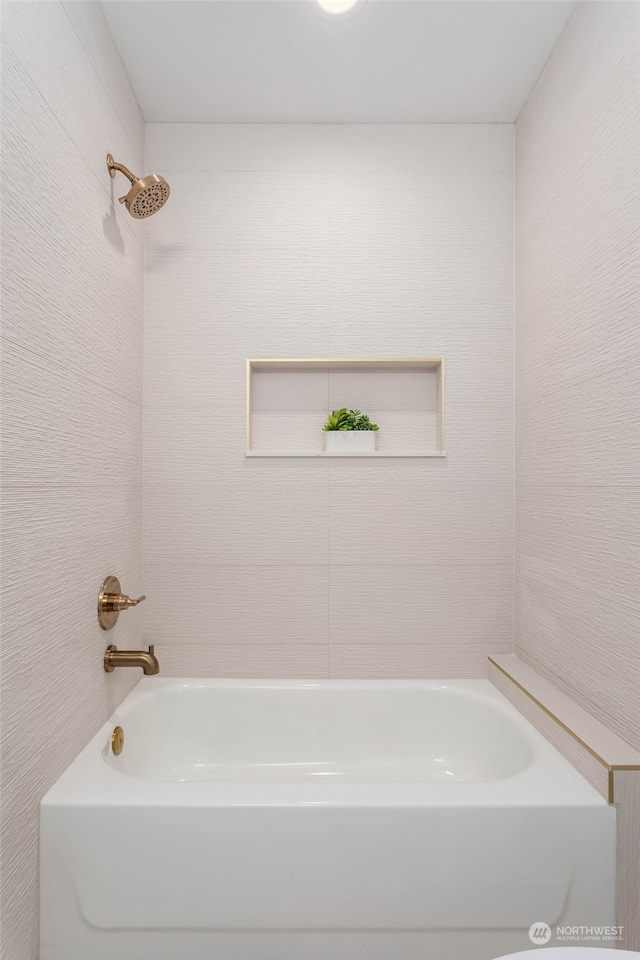 bathroom featuring tiled shower / bath combo