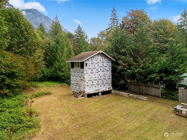 view of yard featuring a mountain view