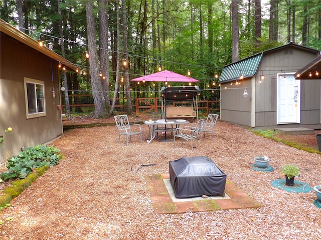 view of yard featuring a storage unit