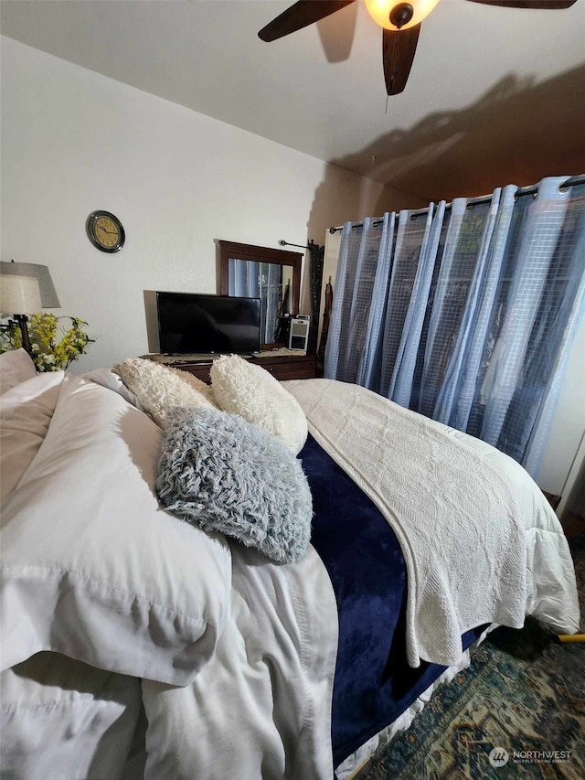 bedroom with ceiling fan