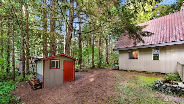 view of yard with a storage shed