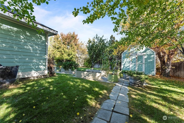 view of yard featuring a shed