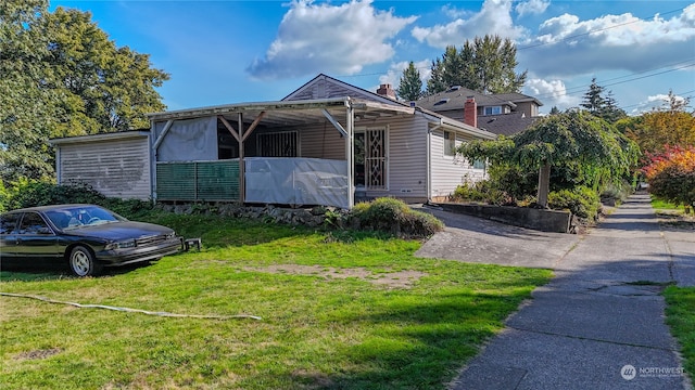 view of front of home featuring a front yard