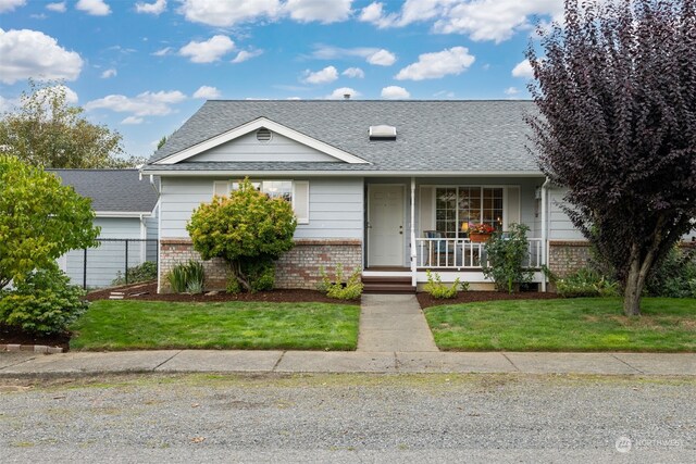 view of front of house with a front lawn and covered porch