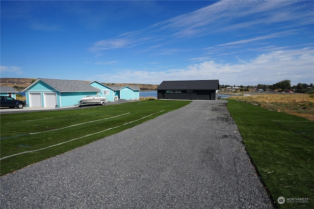 view of front facade featuring a garage and a front yard