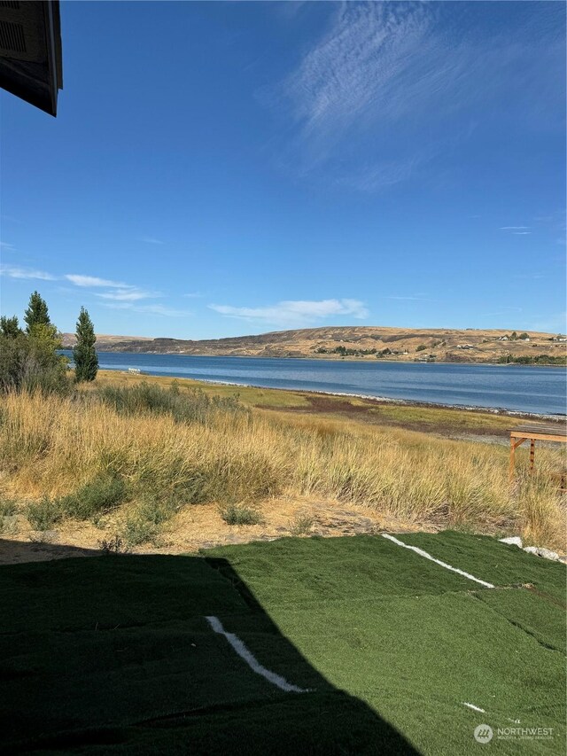 water view with a mountain view