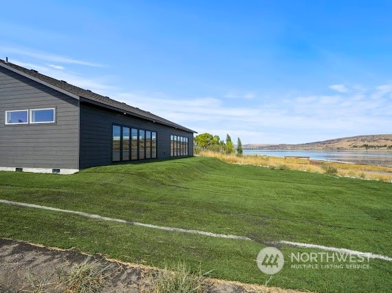 view of yard featuring a water view