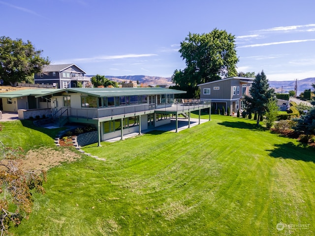 view of yard with a mountain view