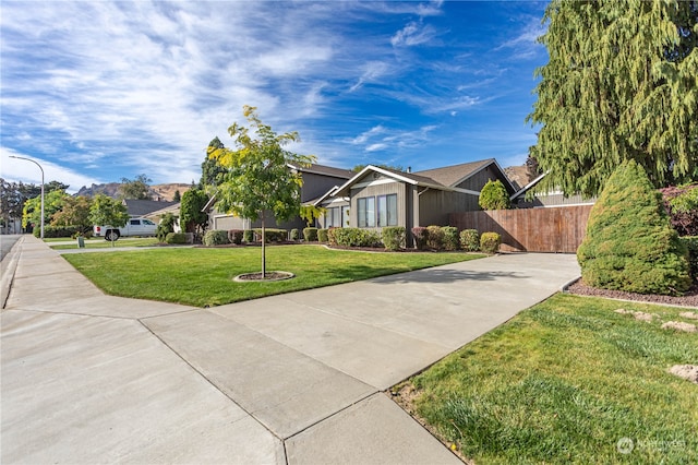 view of front of property featuring a front yard