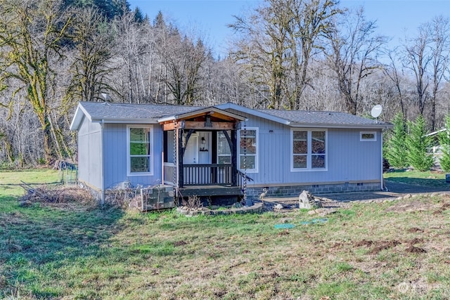 view of front of house with a front yard