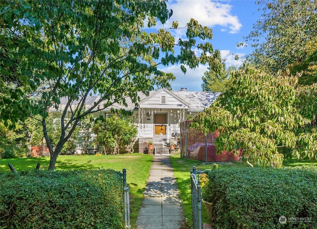 view of front of property featuring a front lawn