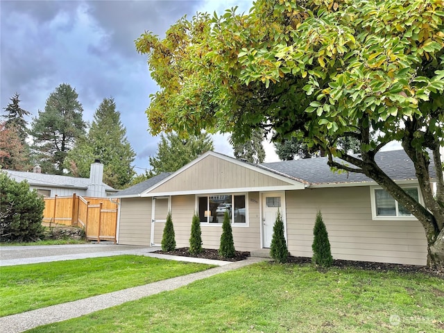 ranch-style house featuring a front lawn