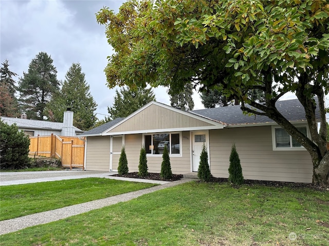 single story home featuring a front lawn