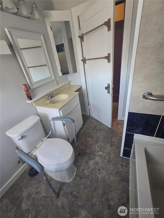 full bath with toilet, a bathtub, baseboards, and vanity