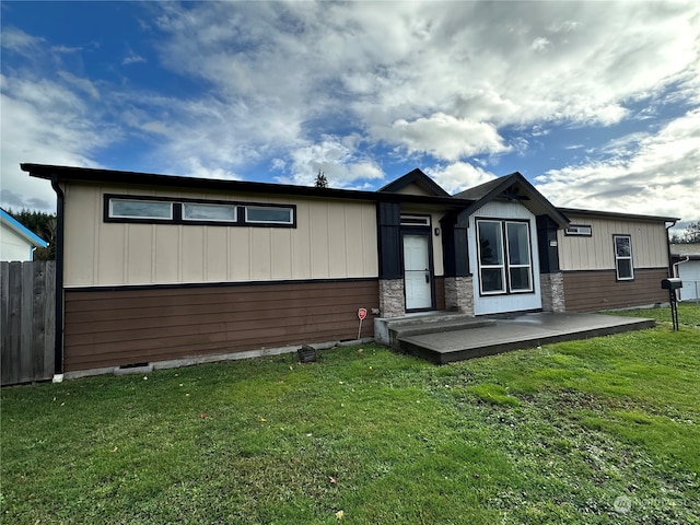 view of front of home featuring a front lawn