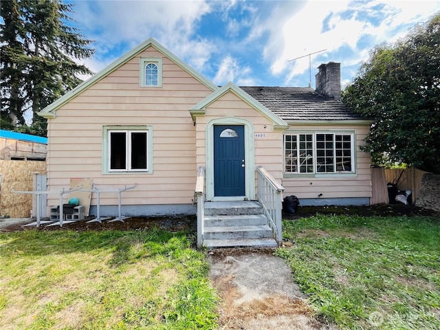 view of front of house with a front lawn