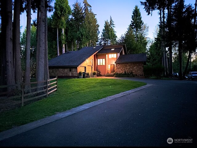 view of front facade featuring a front lawn