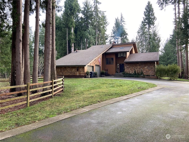 view of front of house featuring a front lawn