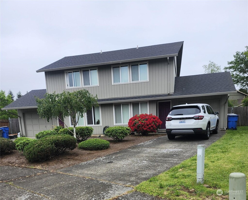 1814 SE 145th Ct, Vancouver, WA 98683 - traditional-style house with roof with shingles, an attached garage, and aphalt driveway