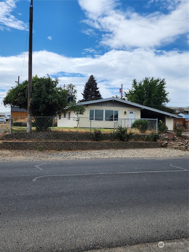 view of front of home with a fenced front yard
