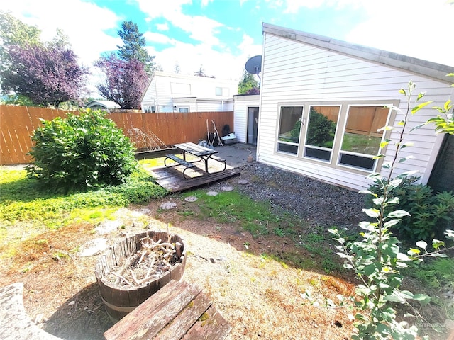 view of yard featuring a fire pit