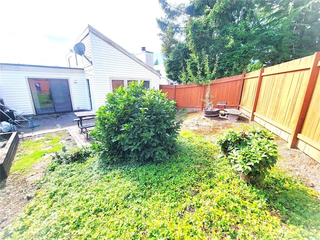 view of yard featuring a patio