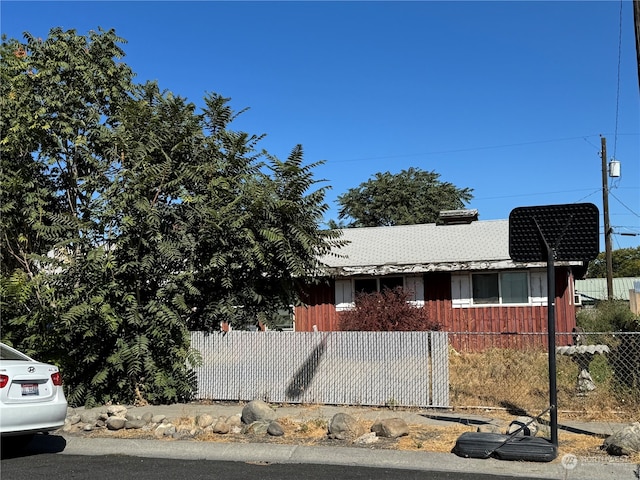 view of front of home with a fenced front yard