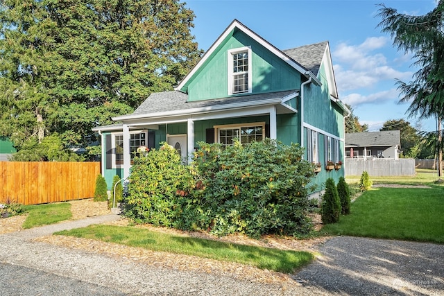 view of front of property with a front lawn