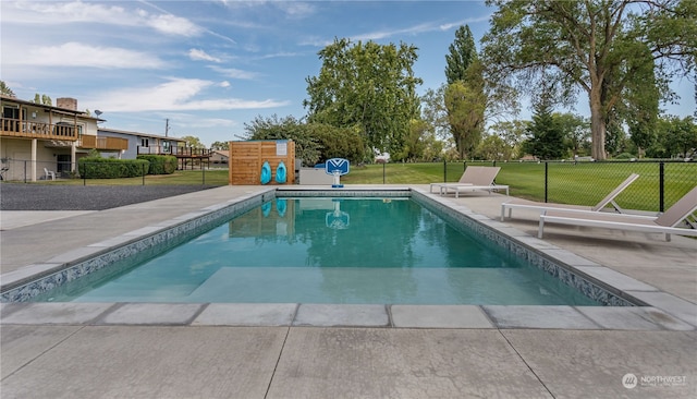 view of swimming pool featuring a lawn