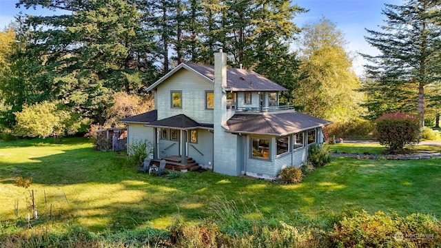 back of house featuring a lawn