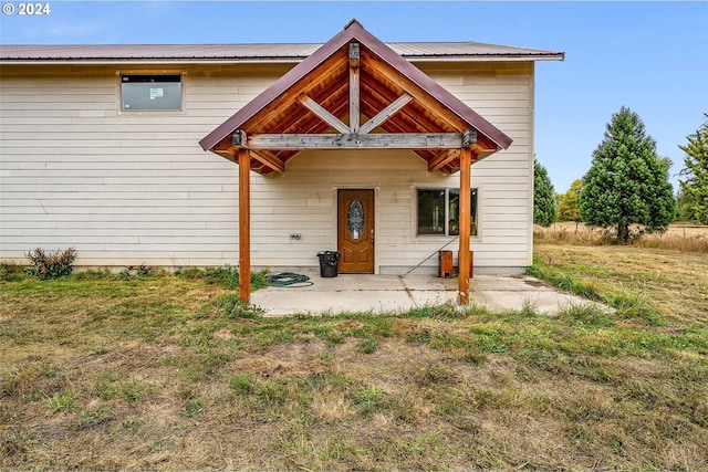 view of front of house featuring a front lawn