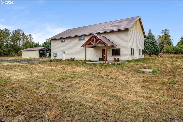 view of front of house with a front lawn and an outdoor structure