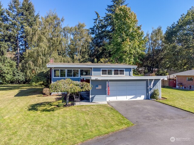 view of front of house featuring a garage and a front yard