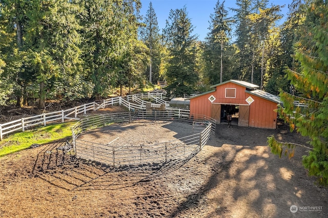 view of yard featuring an outdoor structure