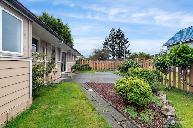 view of yard featuring a patio area