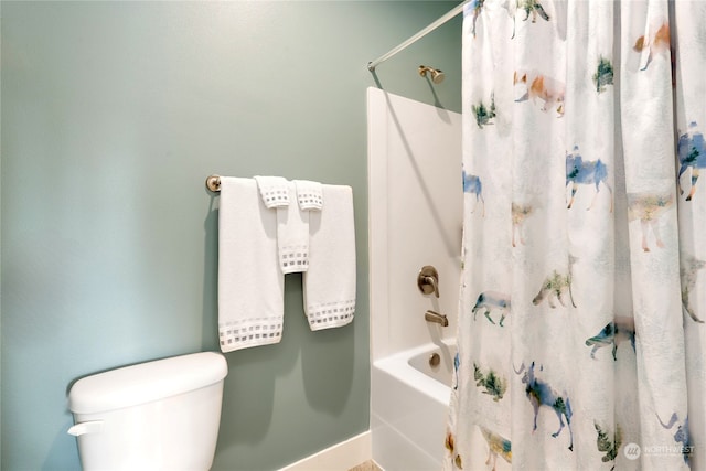 bathroom featuring shower / tub combo with curtain and toilet