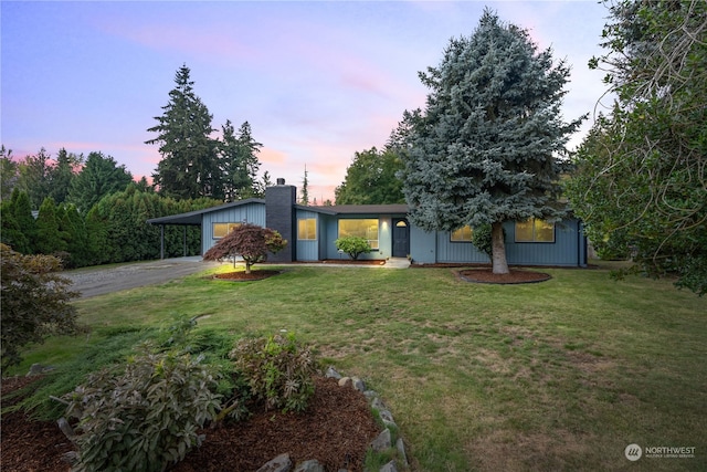 view of front of property featuring a lawn