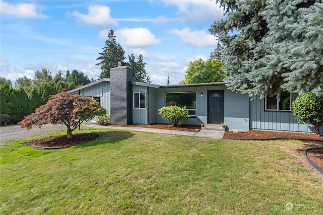 ranch-style house featuring a front yard