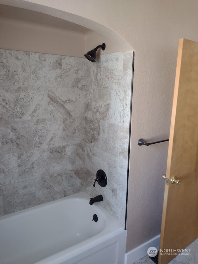 bathroom featuring tiled shower / bath combo