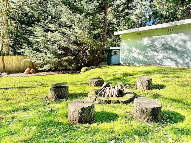 view of yard with fence and an outbuilding
