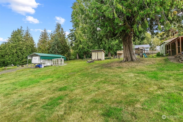 view of yard with a shed