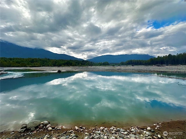 water view with a mountain view