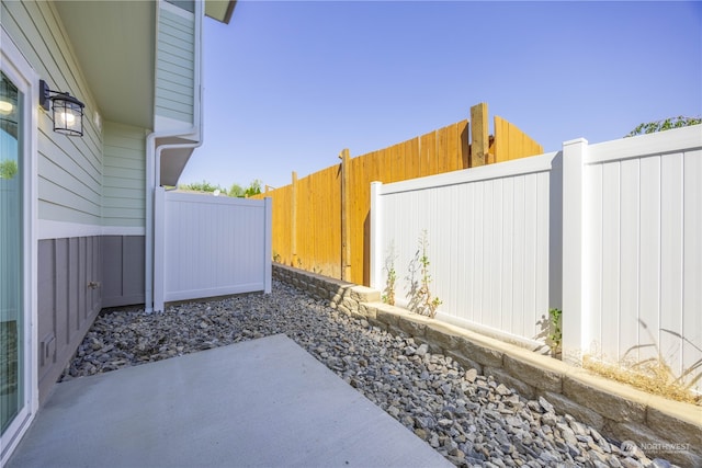 view of yard featuring a patio area