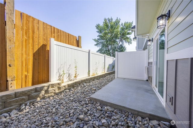 view of yard featuring a patio