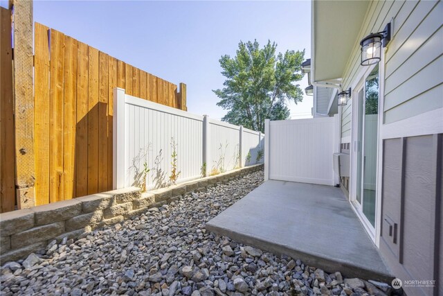 view of yard with a patio area