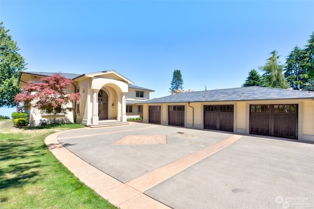 view of front of house featuring a front yard