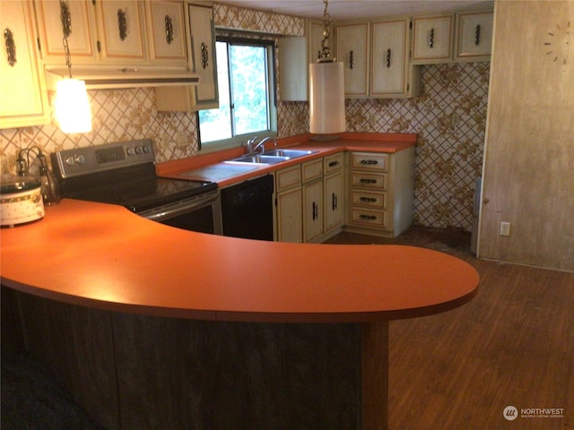 kitchen featuring sink, cream cabinets, dishwasher, electric stove, and hardwood / wood-style floors