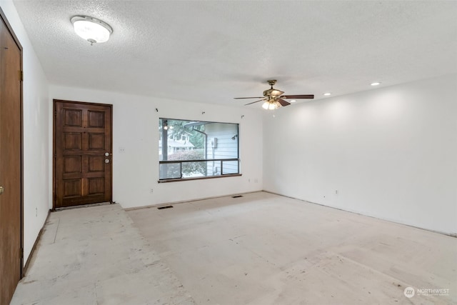 foyer entrance featuring ceiling fan and a textured ceiling