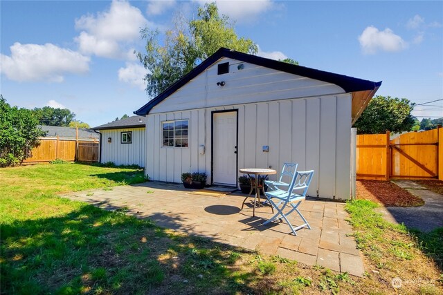 view of outdoor structure featuring a yard