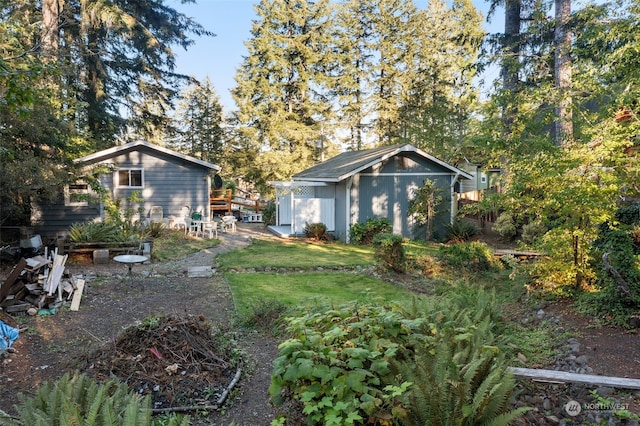 view of yard with a storage unit